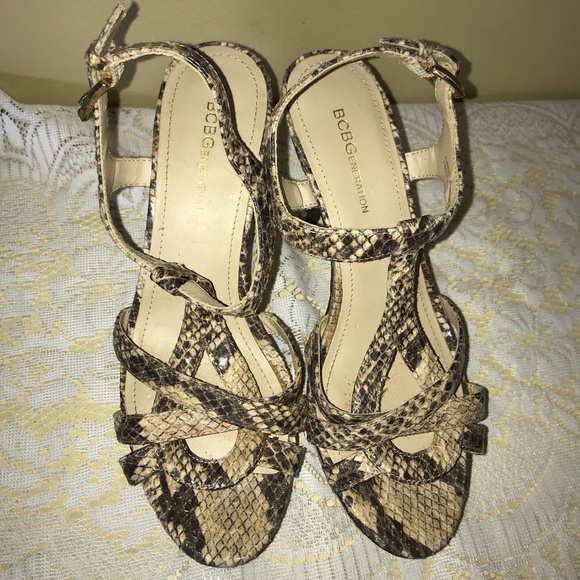 BCBGeneration Tan Brown Reptile Snake T strap Platform Heel Shoes - Picture 2 of 10